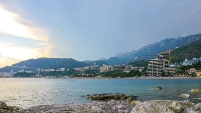 延时摄影，在黑山共和国布德瓦市附近的亚得里亚海海岸线上尽收眼底