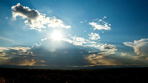 日落时分五颜六色戏剧性的天空与云彩。