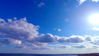 海上多云的天空。