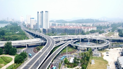 沈阳道路交叉口的交通。实时