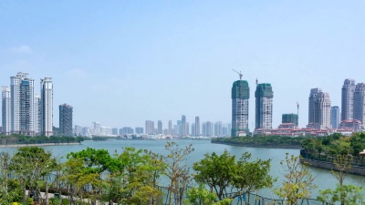 Timelapse，现代建筑背景的湖滨水库，厦门，中国