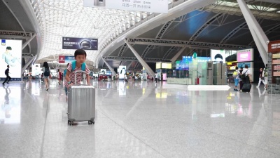 可爱的小男孩在火车站等着，孩子们旅行