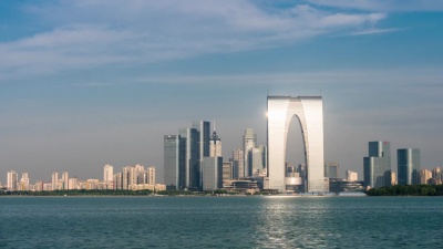现代城市中靠近水的现代建筑时代套索