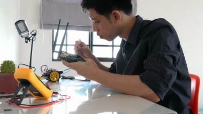 工程师在电路板上工作