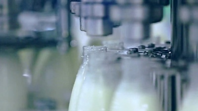牛奶被倒入塑料瓶中。乳制品厂的生产线