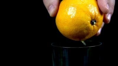   Slow 橙汁涌入玻璃杯