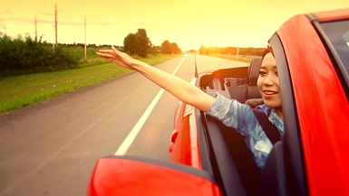 亚洲女性在公路上体验自由