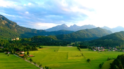 日落Forggensee和Schwangau空中全景，德国，巴伐利亚