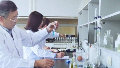 科学家在现代生物实验室工作