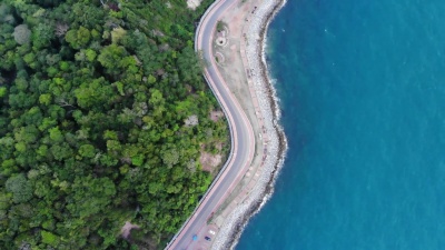 山海之间道路的鸟瞰