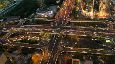 延时摄影-北京，繁忙道路交叉口鸟瞰，国贸大桥(缩放)