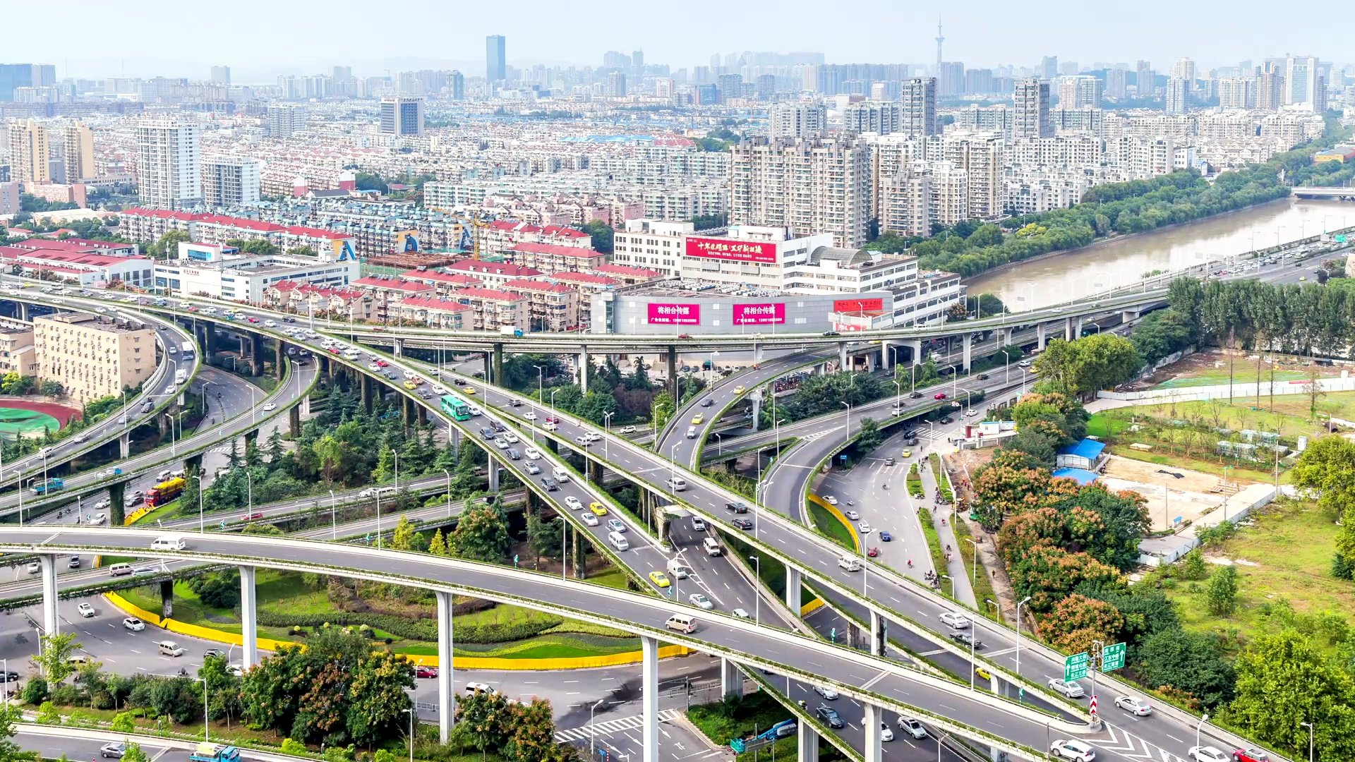 延时鸟瞰中国南京最繁忙的高速公路，繁忙的城市交通立交，