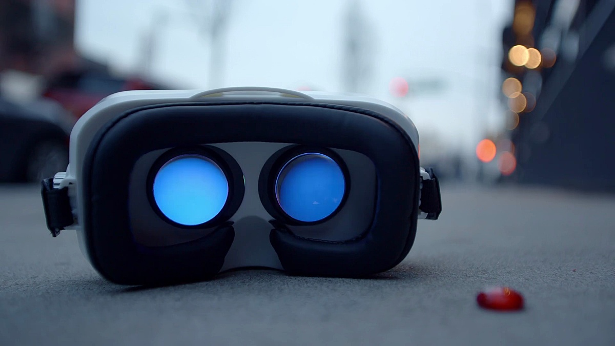 虚拟现实耳机谷歌眼镜在人行道上向后眨眼