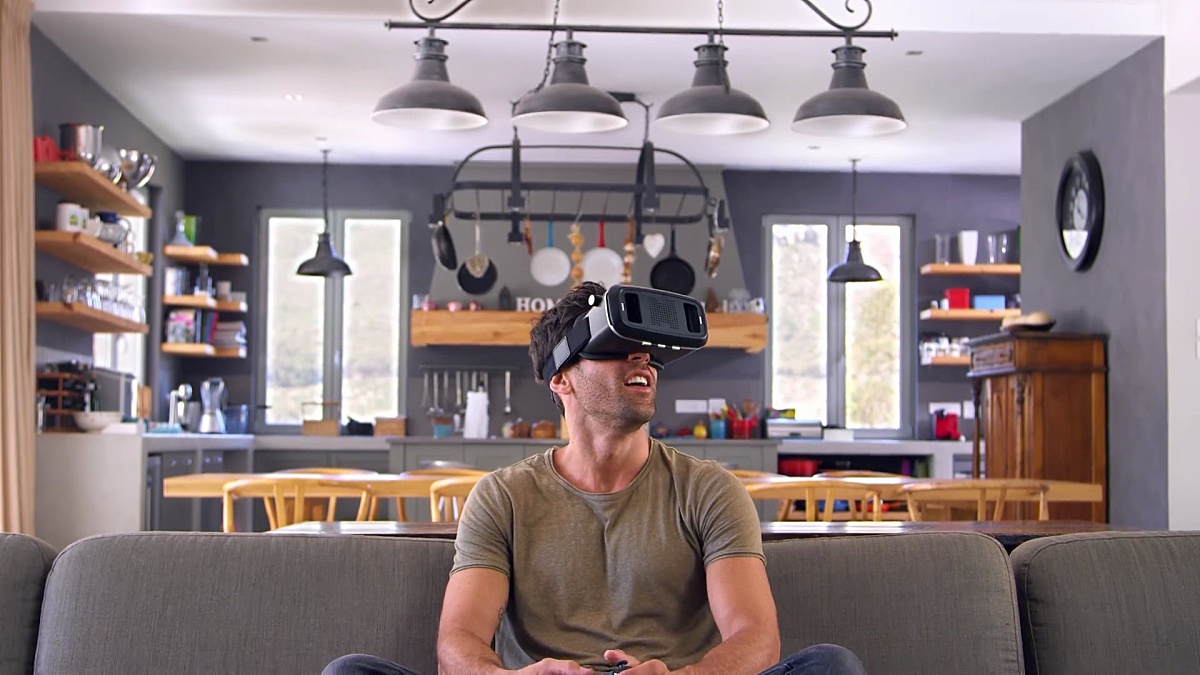 男人戴着虚拟现实头盔玩电脑游戏