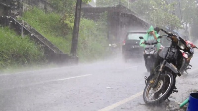 印度尼西亚巴厘岛下雨期间道路上典型街道的交通