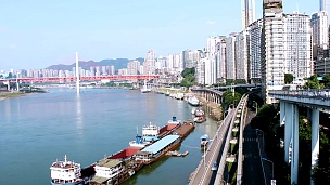重庆河岸的天际线，交通和现代建筑，实时。