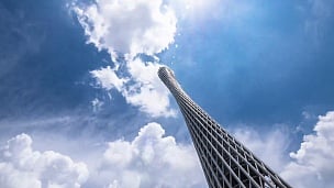 云天中的标志性广州塔。时间间隔