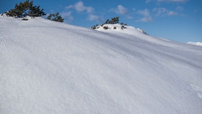 从滑雪胜地的缆车上俯瞰群山