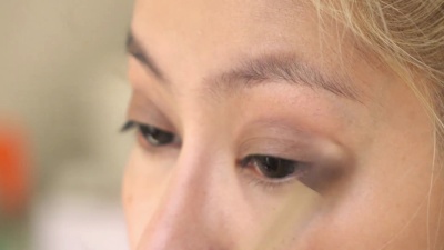女人用眼影腮红化妆美