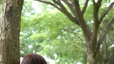亚洲年轻男性西装在公园使用药片