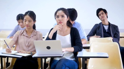 一群亚洲学生在课堂上学习，学习和教育理念