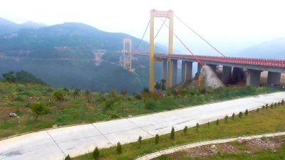飞越悬索桥连接山间无人机，中国，姑州