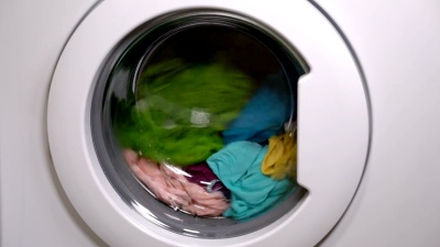 洗衣机正在洗衣服