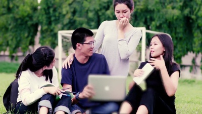 亚洲学生小组分享在校园草坪上工作的想法