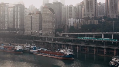 重庆市轻轨列车经过