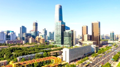 现代城市景观，北京的交通和天际线，延时摄影。