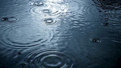 超慢动作的涟漪雨滴