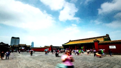 中国沈阳-2014年8月1日 数百名游客前往中国沈阳的紫禁城
