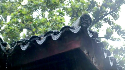 中国古寺屋檐上的雨滴慢动作
