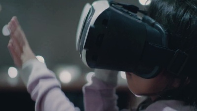 家中VR头盔中的亚洲小女孩