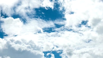 乌云的延时摄影在蔚蓝的天空中快速地吹着，伴随着暴风雨