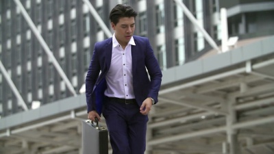 一个匆忙奔跑的商人，他的商务约会迟到了。聚焦在他的公文包上。