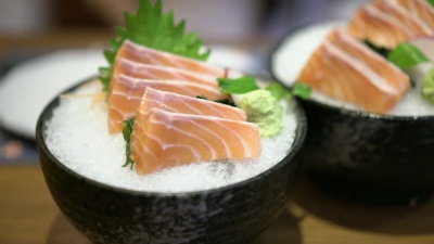 日本餐厅的鲑鱼生鱼片