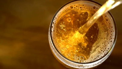 倒啤酒俯视图