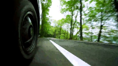 在绿色森林道路上行驶
