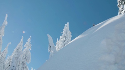 滑雪者在阳光下跳跃空气粉末雪-有趣的极端冬季运动户外活动