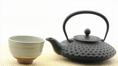 从Tetsubin壶中倒绿茶-白色背景( 720p)