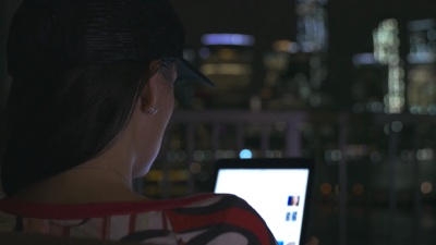 美丽的年轻女子在家中使用数字平板电脑