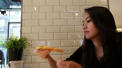 吃着美味的披萨