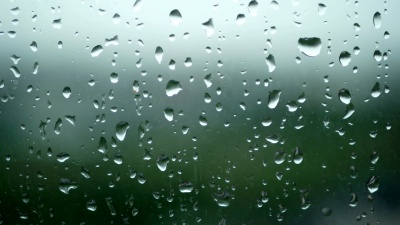  。雨点落在窗户表面。雨天的雨滴