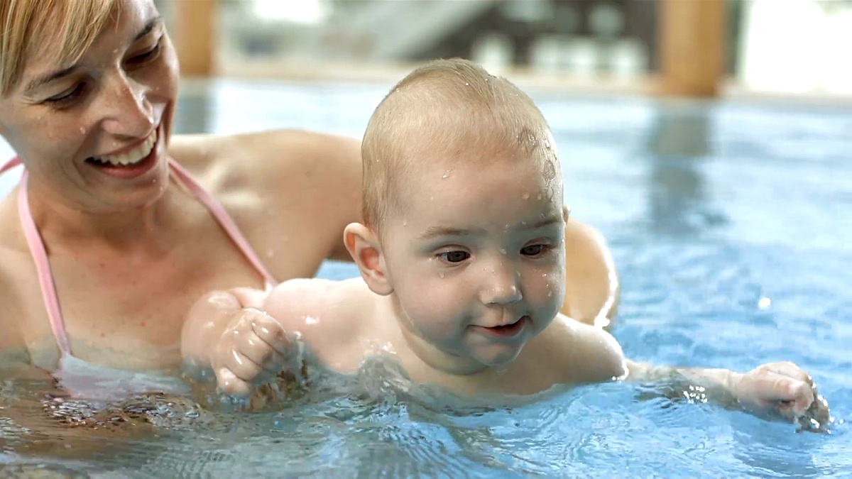   Super Slow-Mo 小男孩在游泳池里玩得很开心