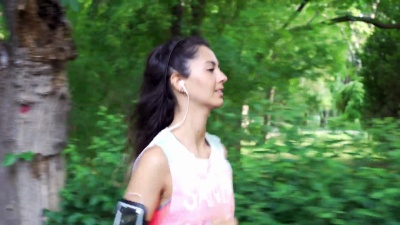 追踪镜头 女性慢跑者