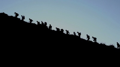 意大利，西西里旅行，徒步旅行，人们攀登斯特龙博利火山