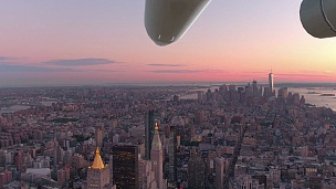 空中 日落时分，大型飞机飞越纽约令人叹为观止的市中心。