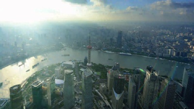 戏剧性天空中的上海城市景观鸟瞰
