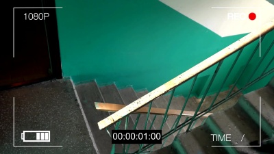 监控摄像头捕捉到戴着面具的强盗手持撬棍